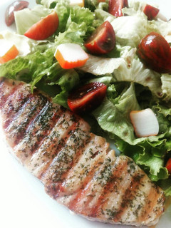 Una foto de Filete de atún a la plancha con ensalada variada