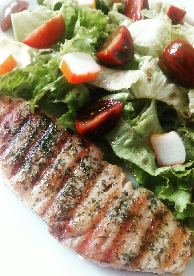 Una foto de Filete de atún a la plancha con ensalada variada