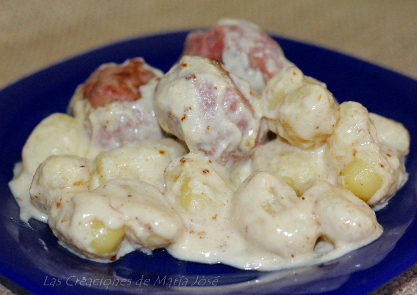 Ñoquis con albóndigas en salsa de queso