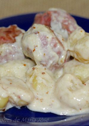 Una foto de Ñoquis con albóndigas en salsa de queso
