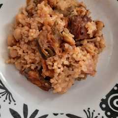 Una foto de Arroz integral al horno con alcachofas