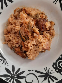 Una foto de Arroz integral al horno con alcachofas