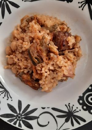 Una foto de Arroz integral al horno con alcachofas
