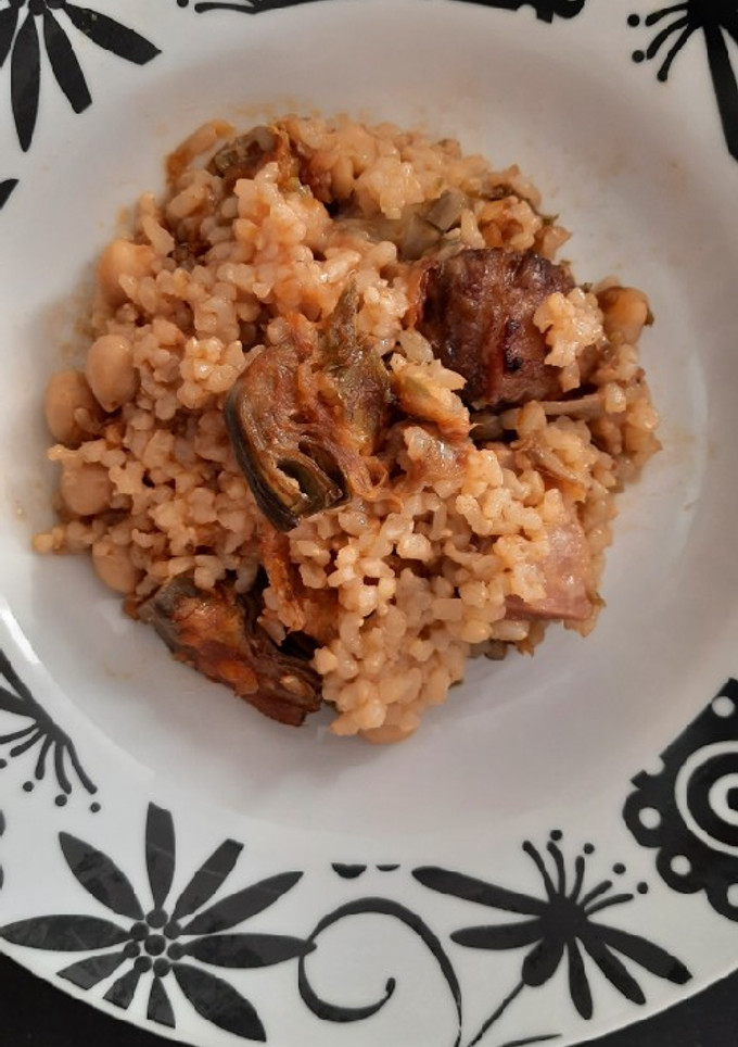 Una foto de Arroz integral al horno con alcachofas