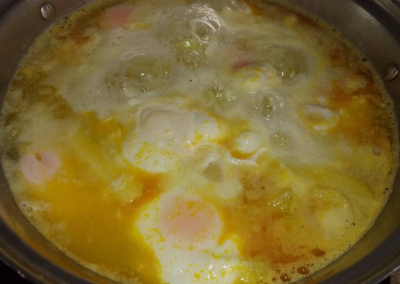 Sopa de fideos tica (Caldo con verduras y huevo)