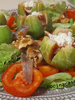 Una foto de Ensalada de higos con queso