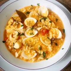 Una foto de Arroz caldoso con almejas y merluza