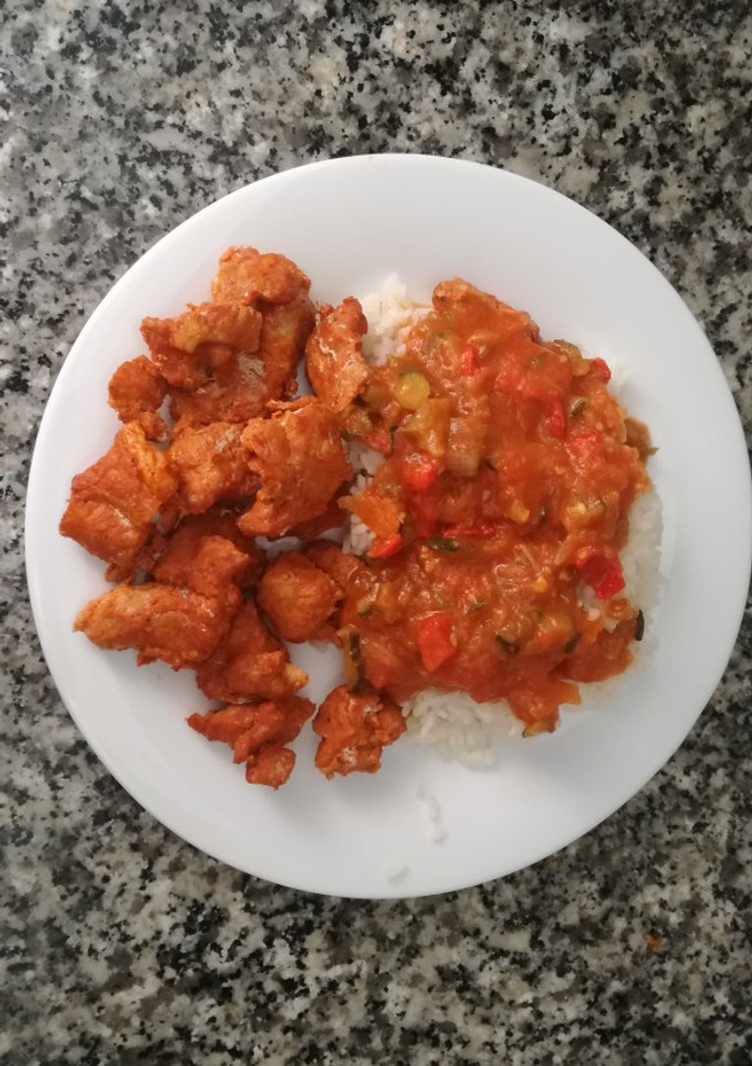 Una foto de Pisto con arroz blanco y carne de cerdo en Thermomix