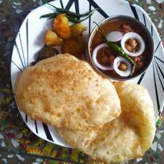 A picture of Indian fastfood favorite big Indian🇮🇳 chola bhatura.