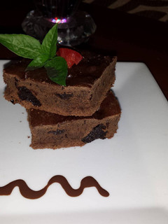 Una foto de Brownie de ciruelas