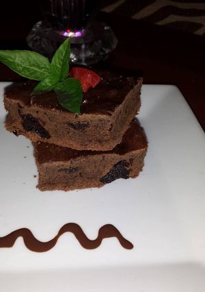 Una foto de Brownie de ciruelas
