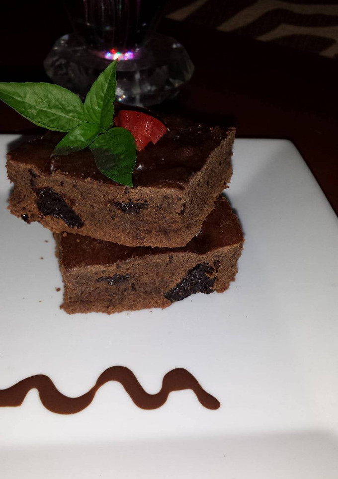 Una foto de Brownie de ciruelas