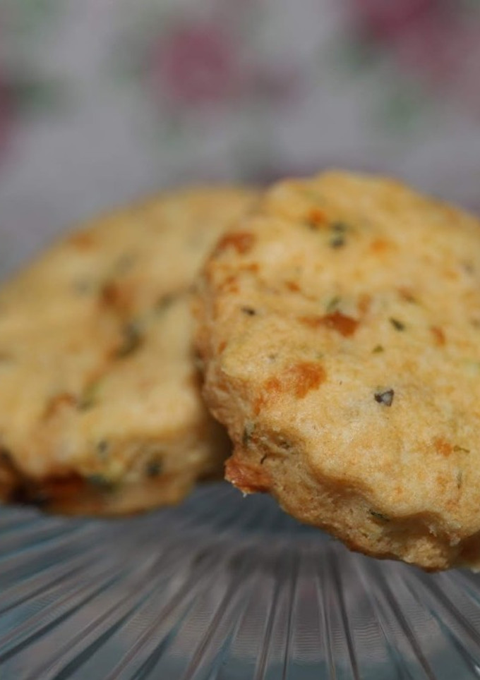 Una foto de Galletas de mantequilla y queso