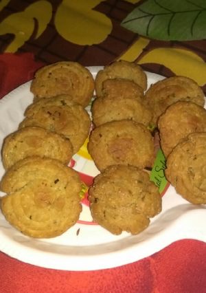 मल्टी ग्रेन पंजाबी मसाला मठरी (multigrain punjabi masala mathri recipe in Hindi) रेसिपी मुख्य फोटो