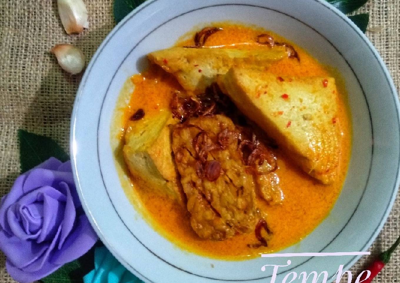 Tempe dan tahu kuah santan