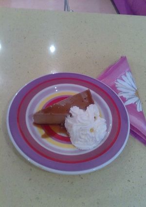 Una foto de Flan de chocolate y turrón