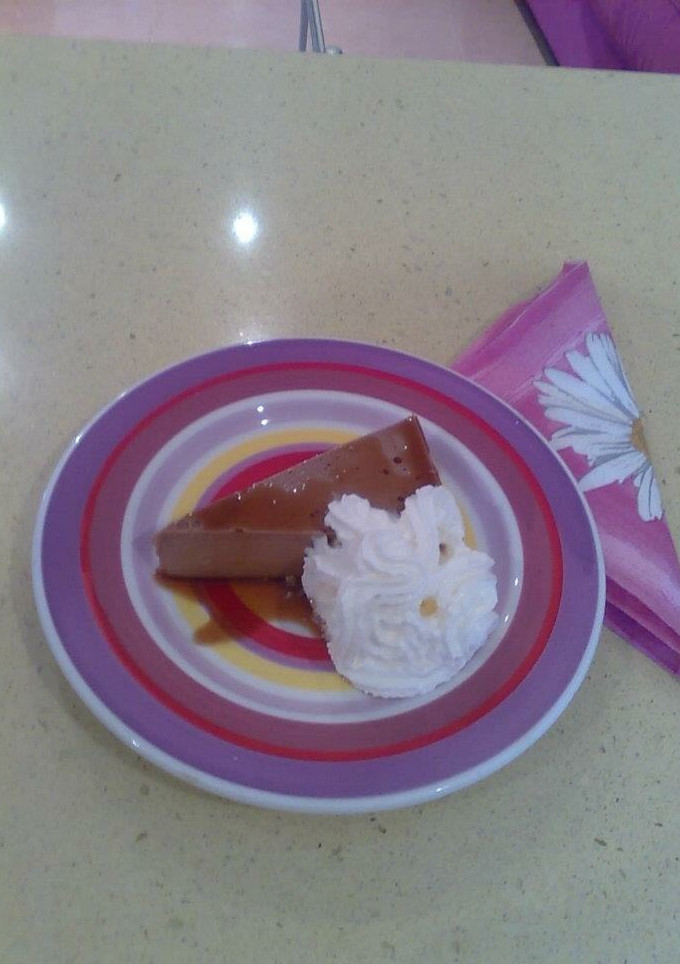 Una foto de Flan de chocolate y turrón