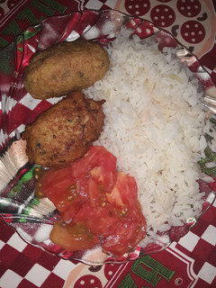 Una foto de Arroz con croquetas de papa y de guiso de arroz