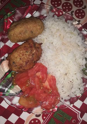 Una foto de Arroz con croquetas de papa y de guiso de arroz