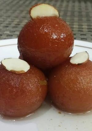 A picture of Gulab jamun.