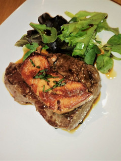 Una foto de Solomillo de ternera con foie y reducción de pedro Ximénez