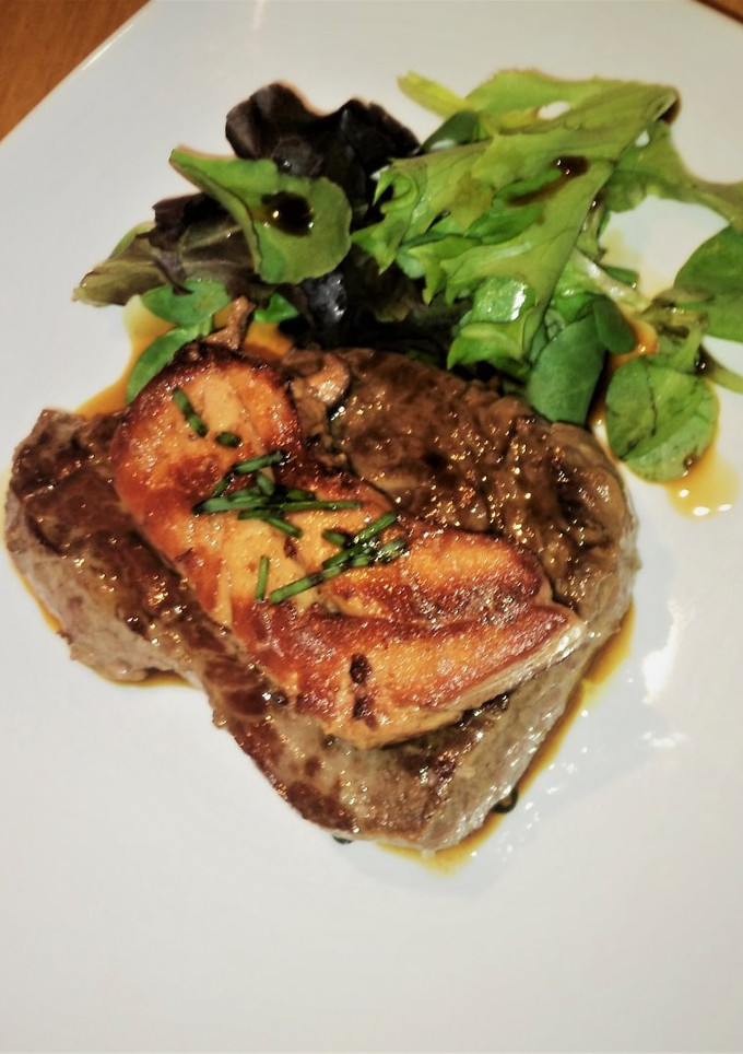 Una foto de Solomillo de ternera con foie y reducción de pedro Ximénez