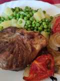 Galtes de porc con guisantes