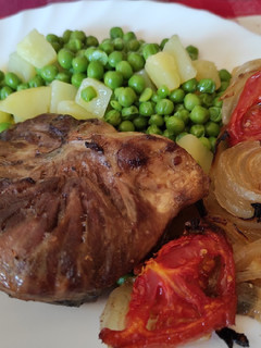 Una foto de Galtes de porc con guisantes