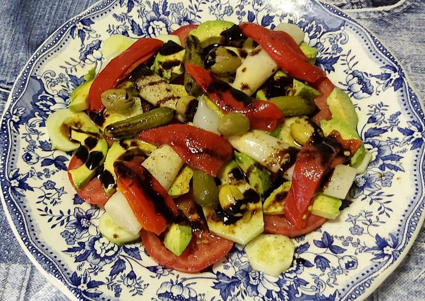 Ensalada tomate, aguacate y pepino