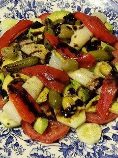 Una foto de Ensalada tomate, aguacate y pepino