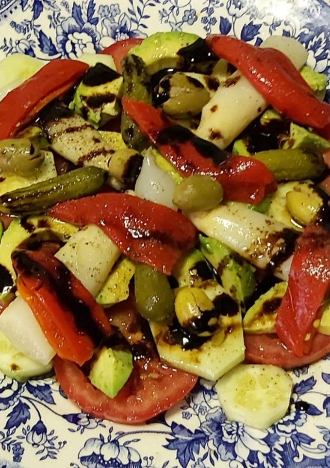 Una foto de Ensalada tomate, aguacate y pepino