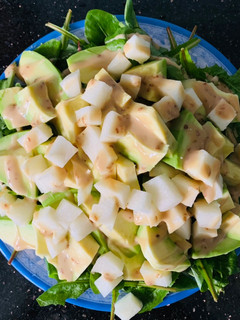 Hình của món Salad lá bồ công anh với bơ giống cổ Đà Lạt và củ đậu tươi mát cho ngày hè.