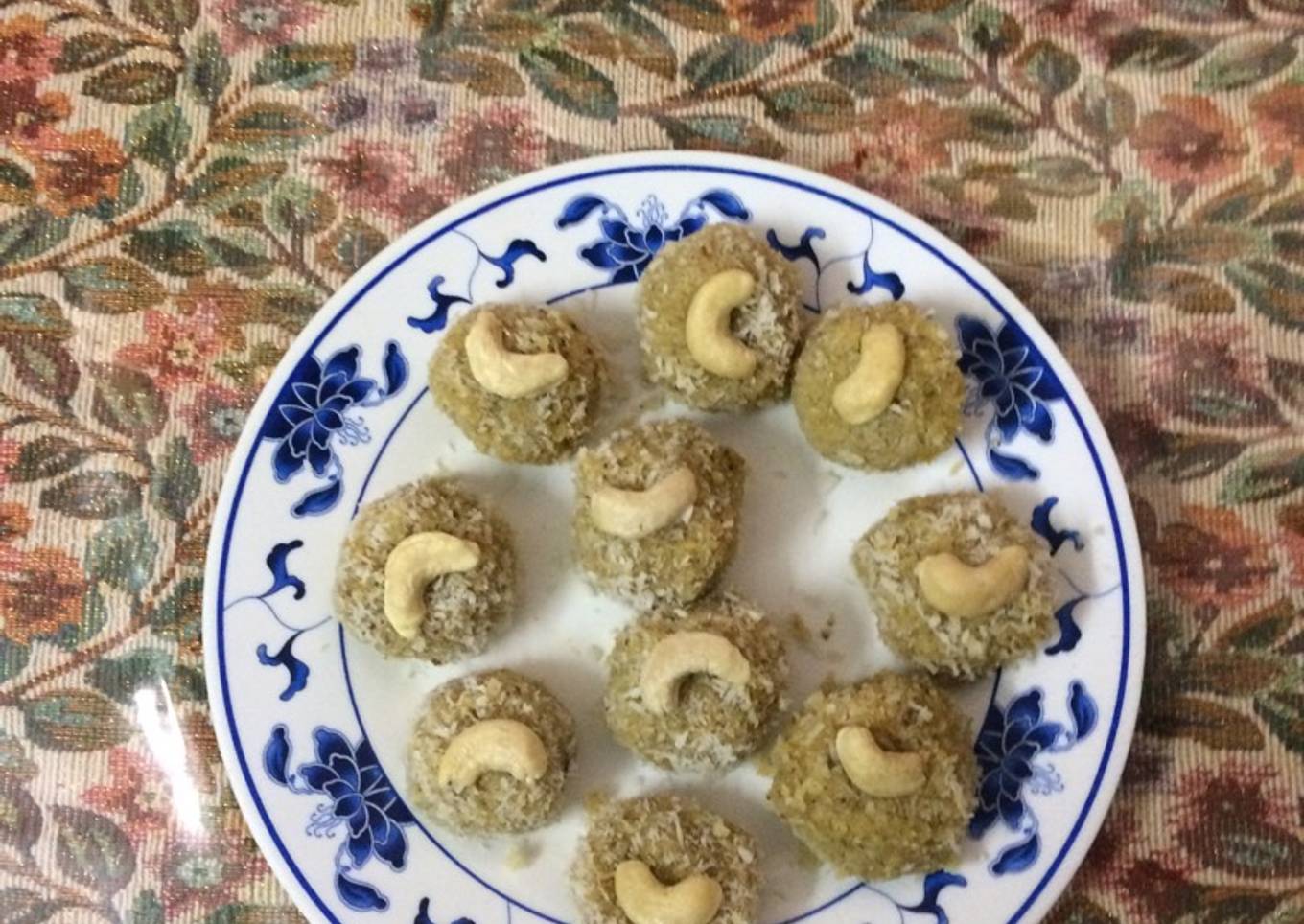 Thandai Nariyal laddoo