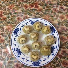 A picture of Thandai Nariyal laddoo.