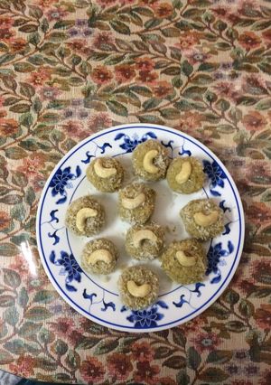 A picture of Thandai Nariyal laddoo.