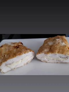 Una foto de Cordón blue con pollo y queso 🧀