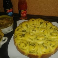 A picture of Scallion&garlic star bread.