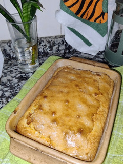 Una foto de Torta fácil y rápida con trocitos de durazno (: