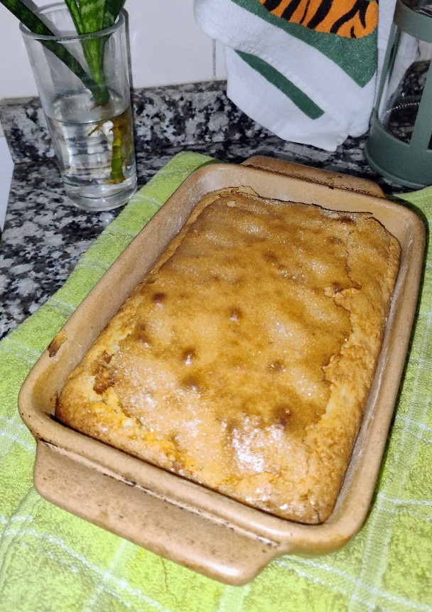 Una foto de Torta fácil y rápida con trocitos de durazno (: