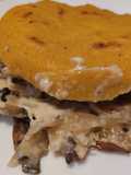 Arepa🍄rellena🥯de champiñones🥙salteados🧀y queso🧆