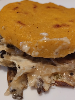 Una foto de Arepa🍄rellena🥯de champiñones🥙salteados🧀y queso🧆