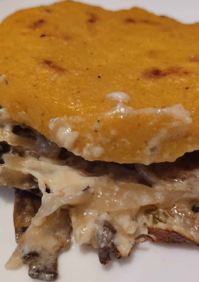 Una foto de Arepa🍄rellena🥯de champiñones🥙salteados🧀y queso🧆