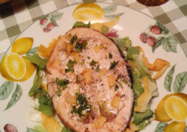 Pesce spada con olio aromatizzato al limone (ricetta light)