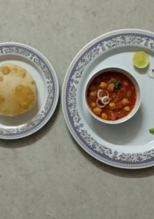 છોલે પૂરી (Chhole Puri Recipe In Gujarati) રેસીપી મુખ્ય ફોટો