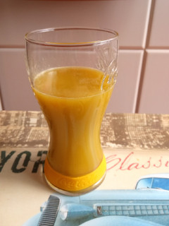 Una foto de Zumo de naranja y kiwi
