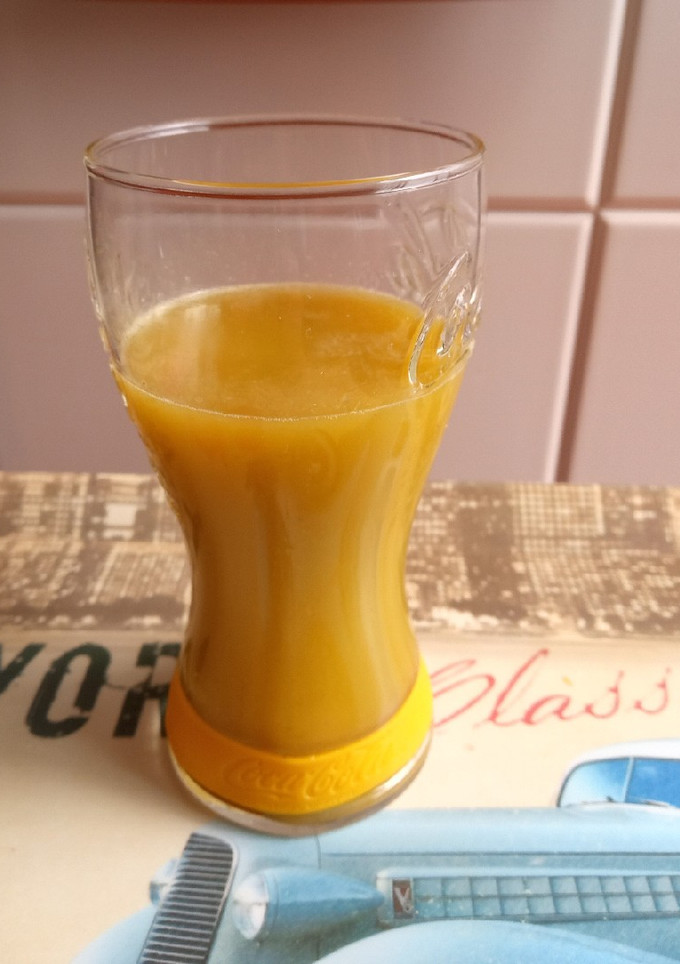 Una foto de Zumo de naranja y kiwi