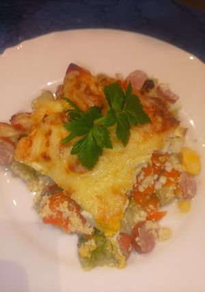 Brokkolis, tojásos, virslis csőben sült recept fotója