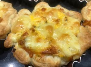 Una foto de Mini tartaletas 3 quesos provolone, muzzarella y parmesano ♥️