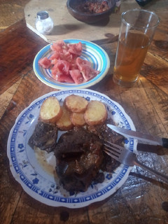 Una foto de Bistec de panita con papas bravas a mi modo
