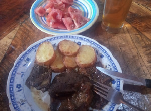 Una foto de Bistec de panita con papas bravas a mi modo